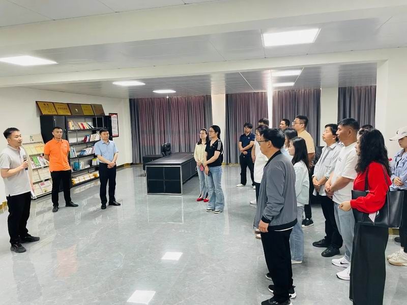 The person in charge of the grassroots trade union of Yibin District visited and exchanged with the group