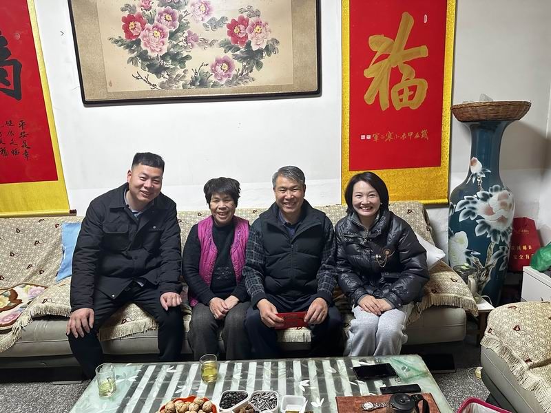 Longjian Electric Power's Warm Spring Visit | Paying Tribute to Old Employees' Parents, Heartwarming New Year's Visit Welcomes the Year of Horse in the 13th Lunar Calendar